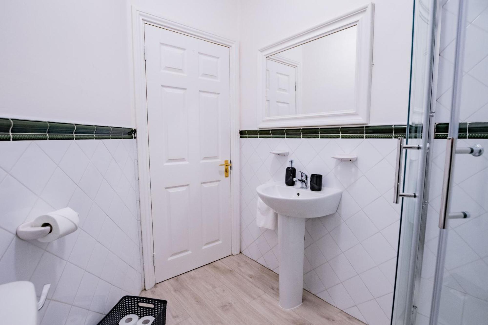 Dockside Haven - Free Parking Apartment *