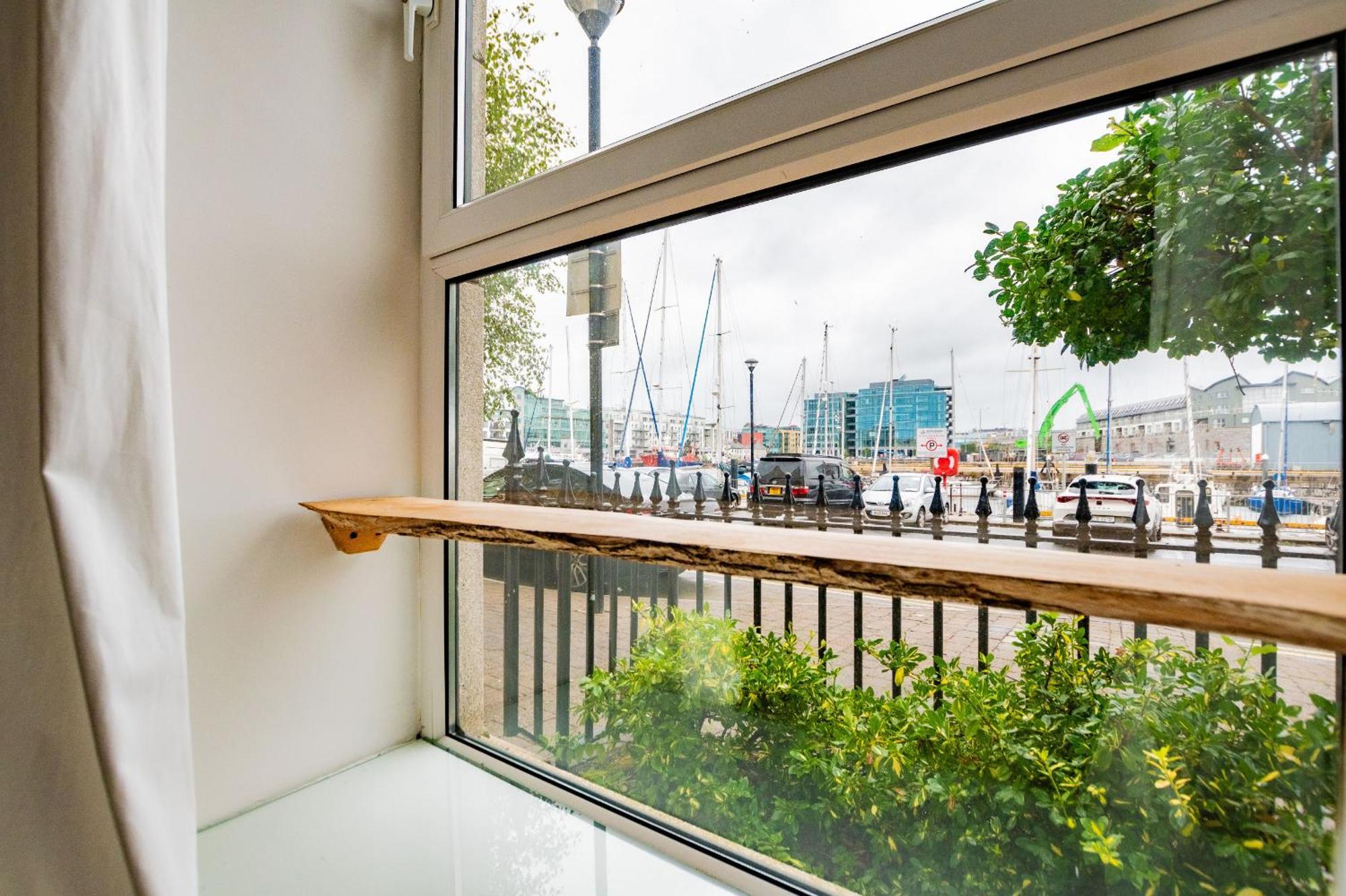 Dockside Haven - Free Parking Apartment *