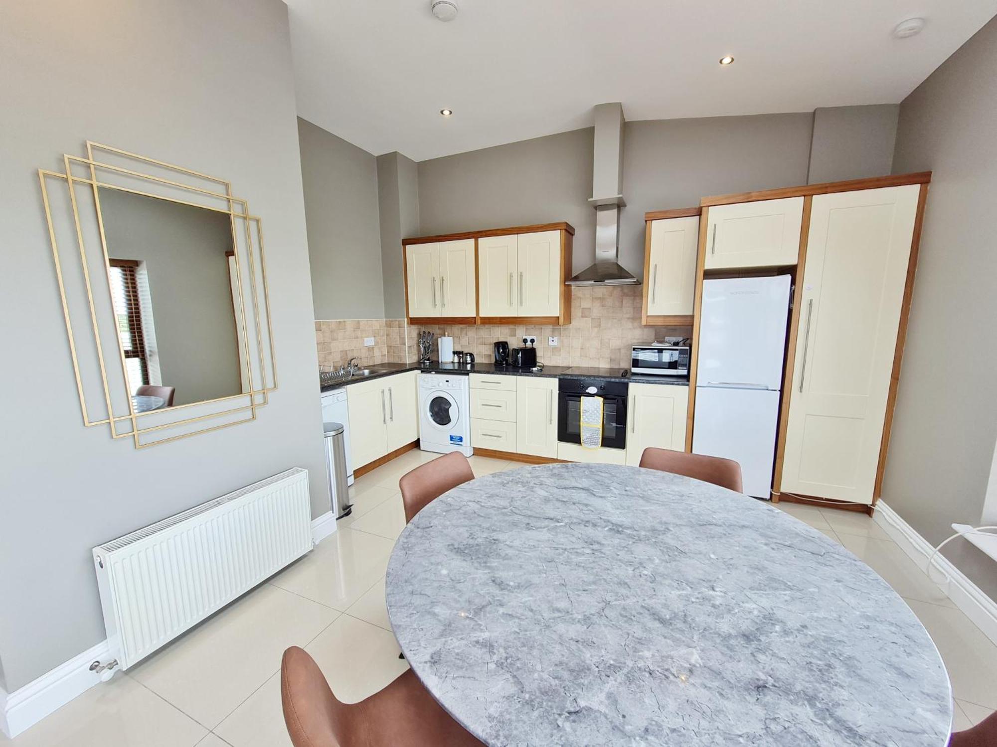 Suburban Penthouse -no 1 Apartment