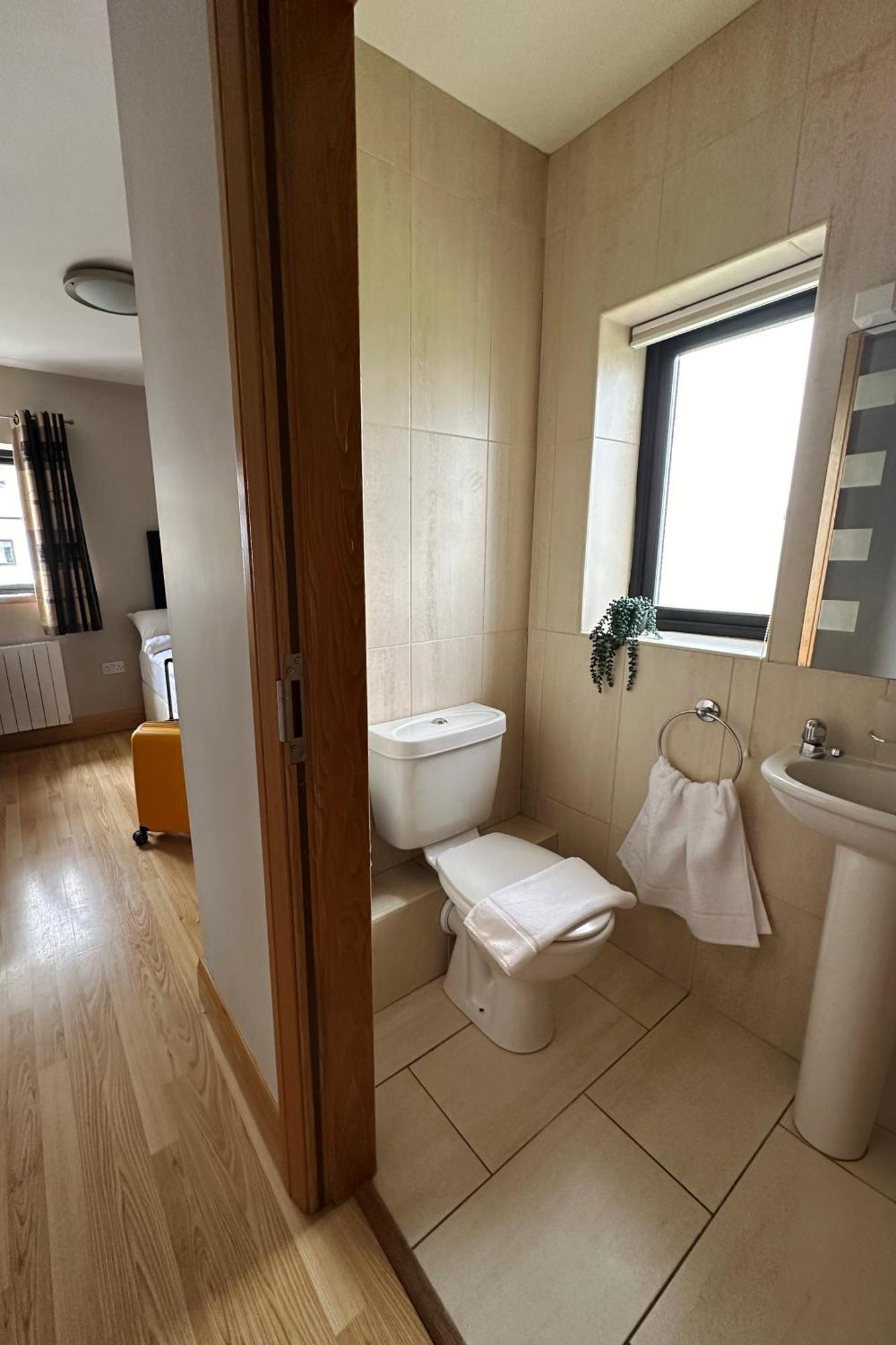 Cuirt Na Coiribe Summer Apartment *