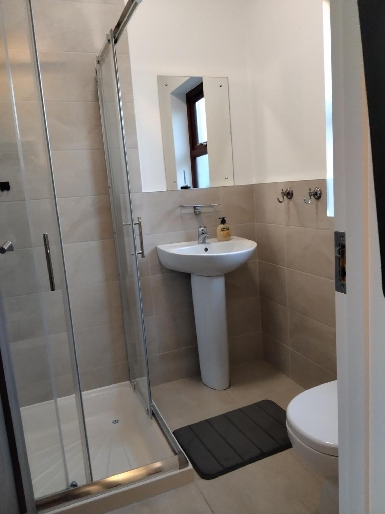 Quiet Cosy 1 Bedroom *