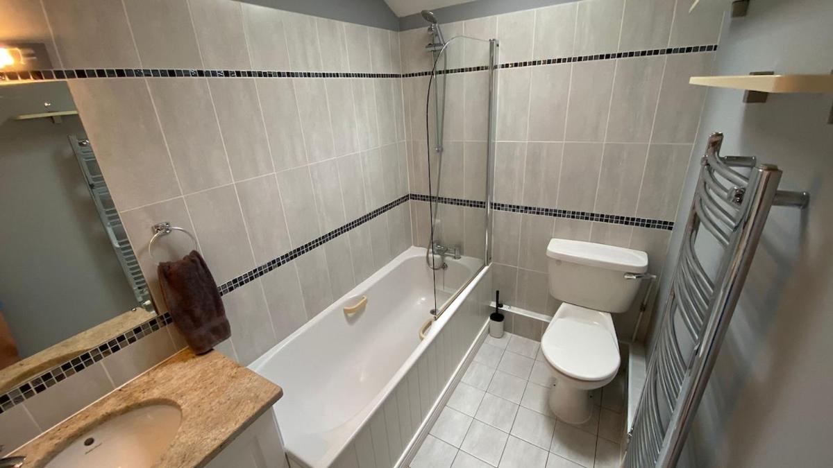 Stylish & Spacious Apartment, Sleeps 6 Apartment Galway
