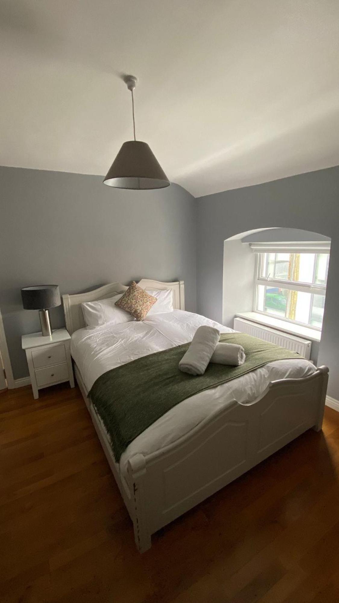 Stylish & Spacious Apartment, Sleeps 6 *