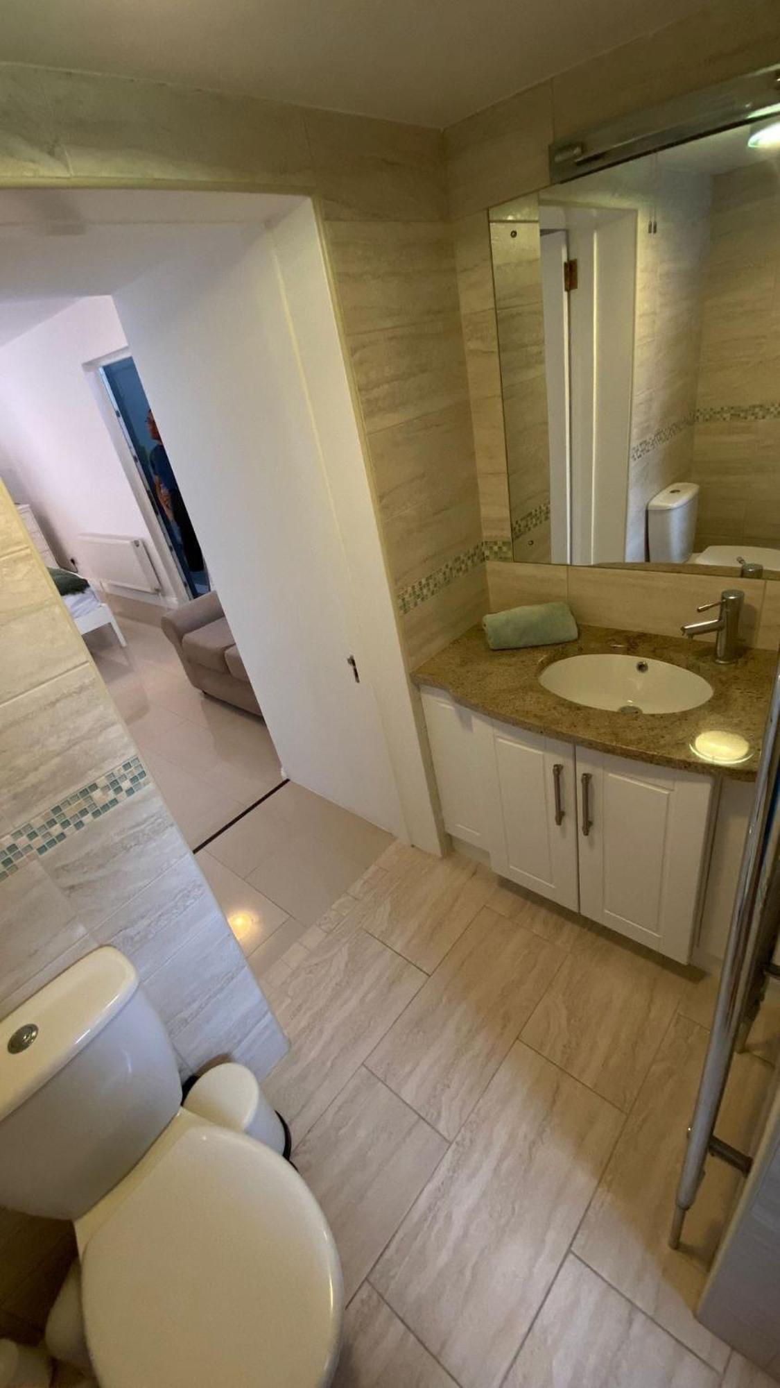Stylish & Spacious Apartment, Sleeps 6