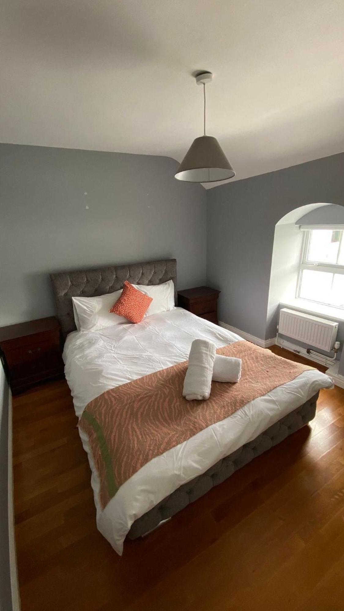 Stylish & Spacious Apartment, Sleeps 6 Apartment Galway