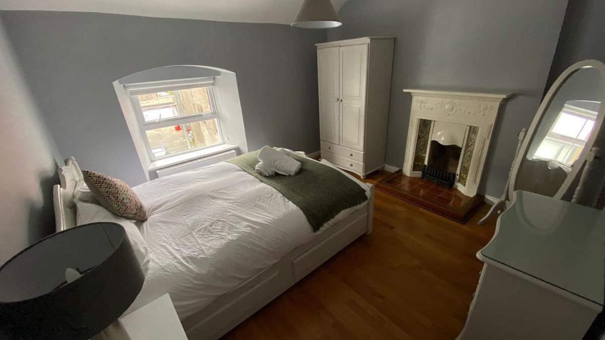 Stylish & Spacious Apartment, Sleeps 6 *