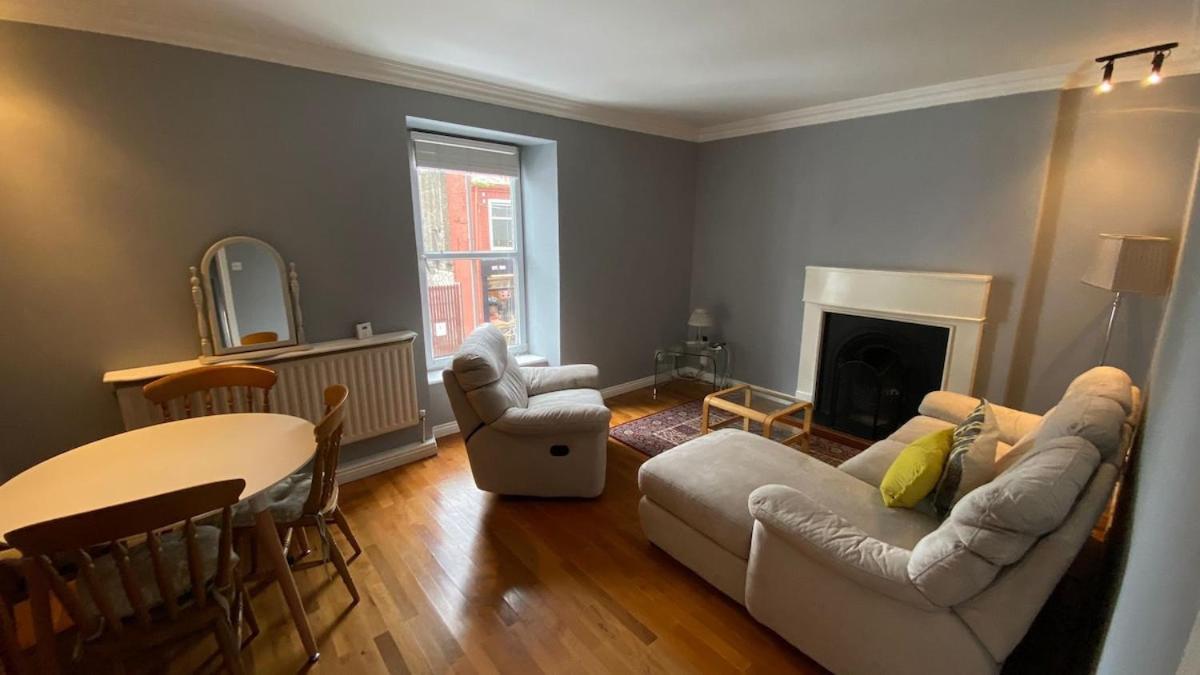Stylish & Spacious Apartment, Sleeps 6 * Galway