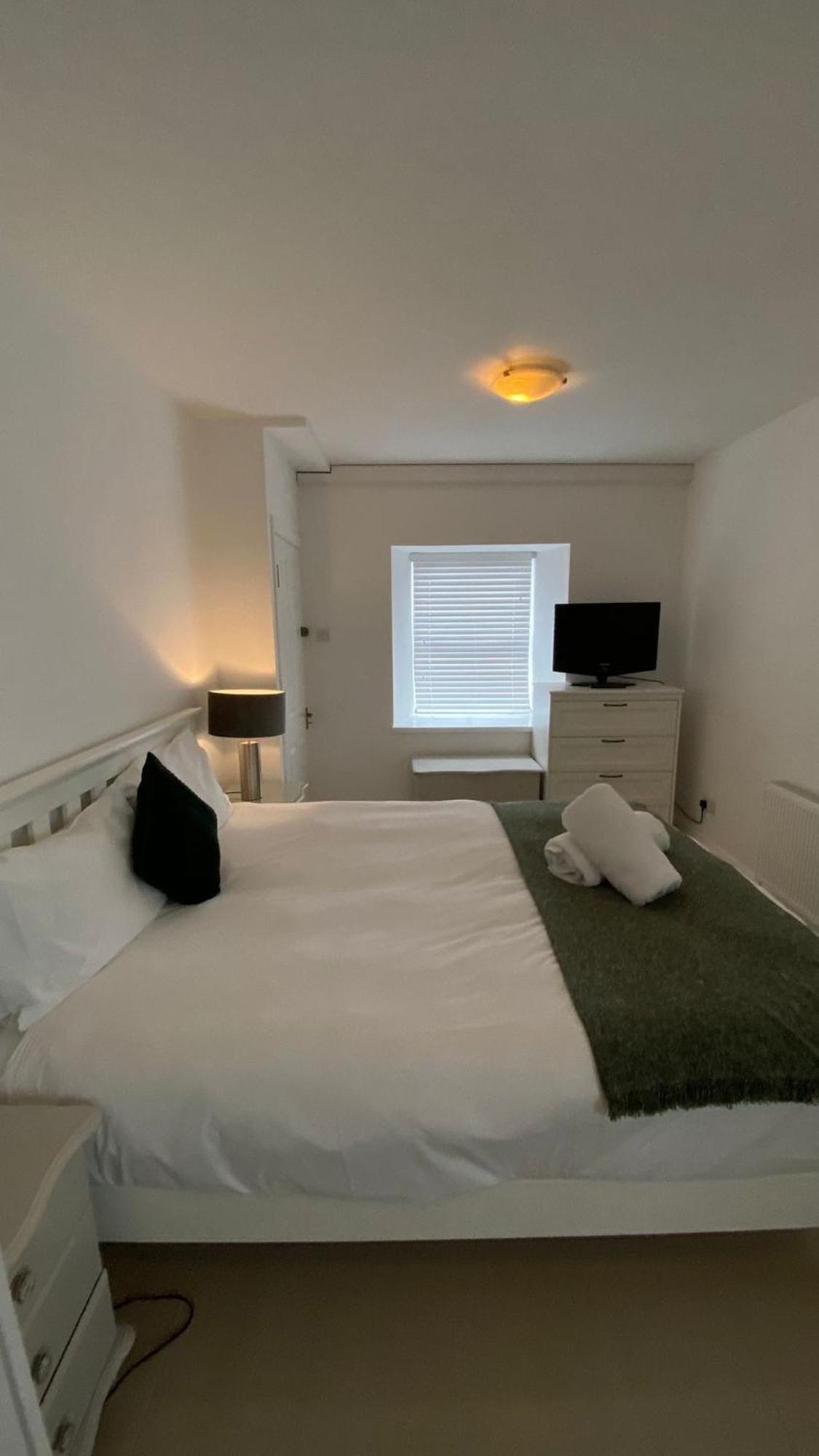 Stylish & Spacious Apartment, Sleeps 6 Apartment *