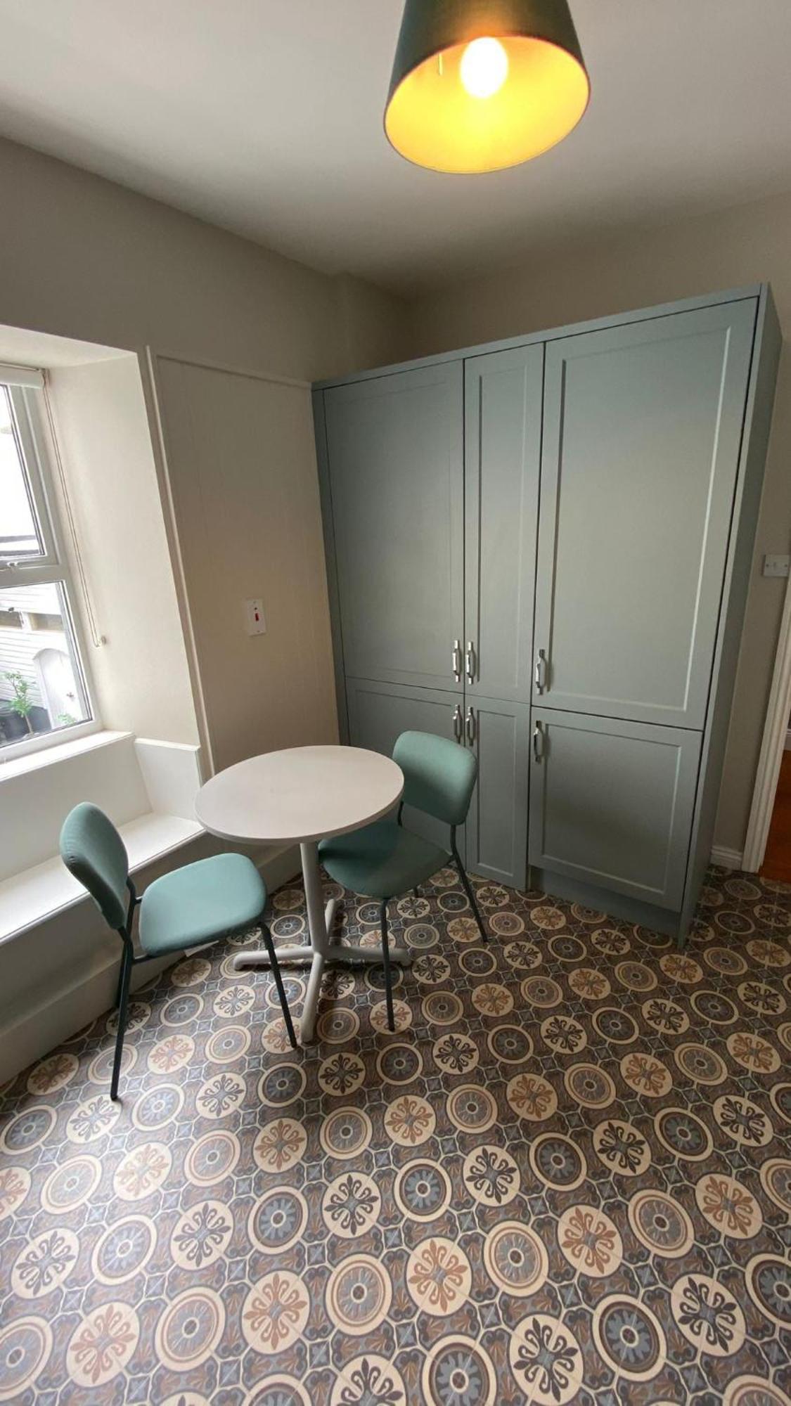 Stylish & Spacious Apartment, Sleeps 6 Galway