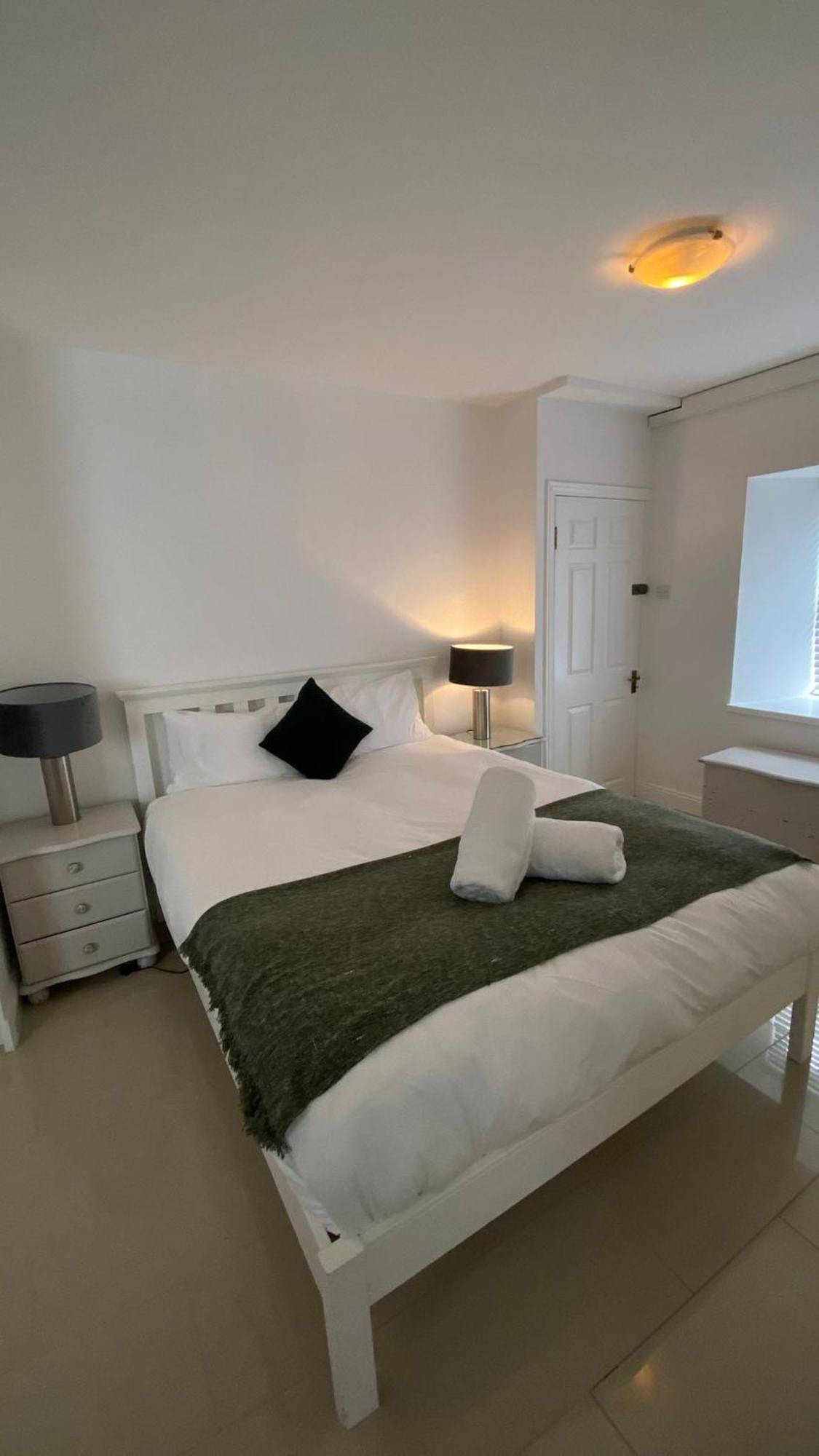 Stylish & Spacious Apartment, Sleeps 6 Apartment