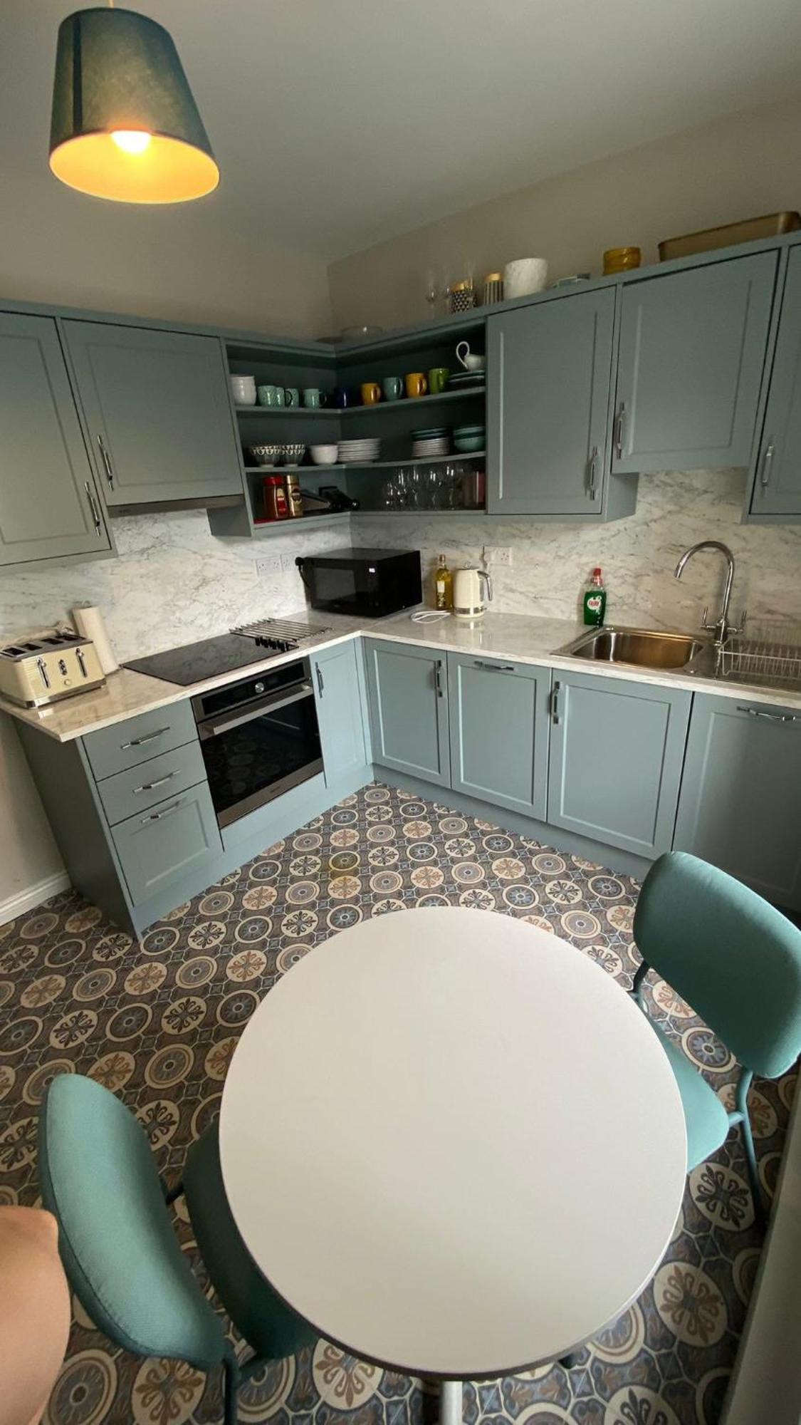 Stylish & Spacious Apartment, Sleeps 6 * Galway
