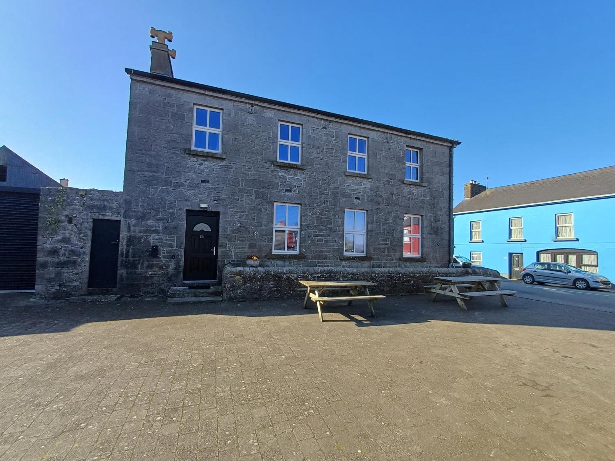 Clonbur House - Two Bedroom Village Apartment Galway
