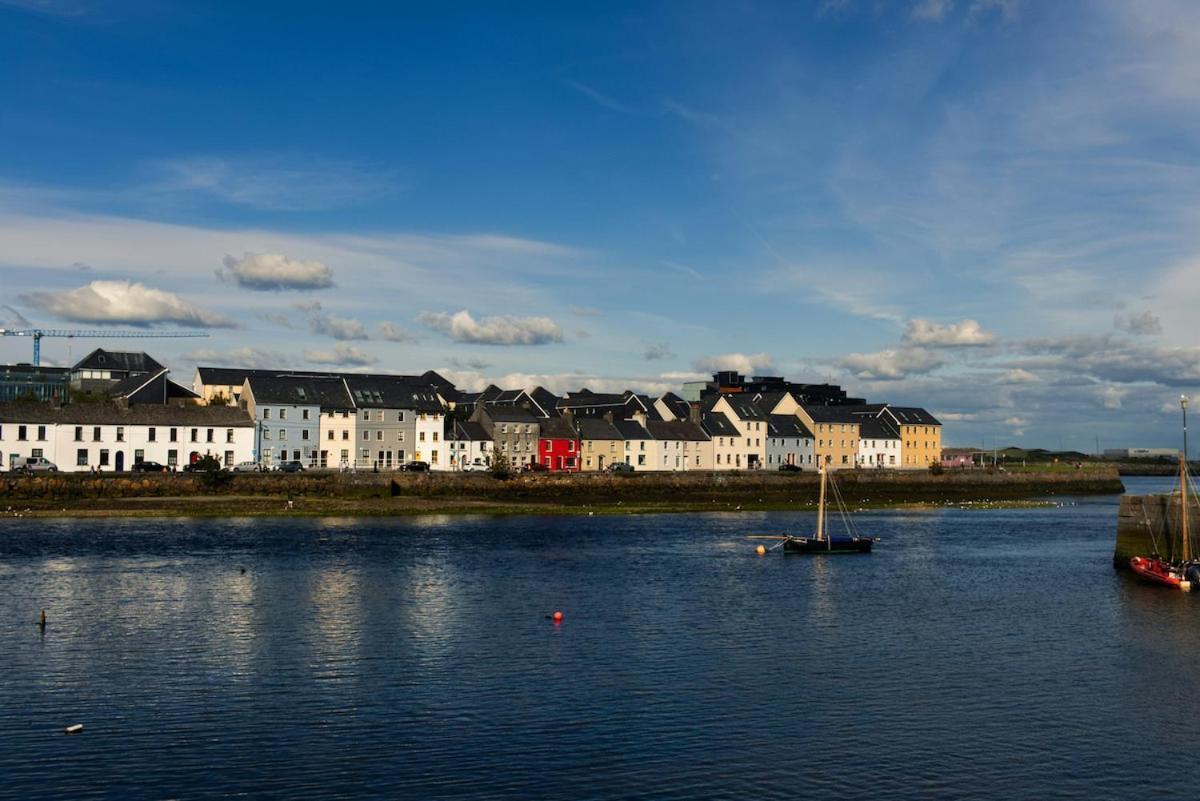 Fantastic Centre Location - Sleeps 5 * Galway