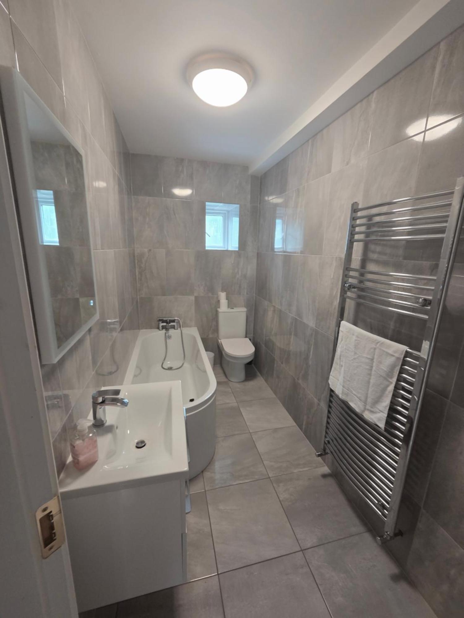 Apartment Stylish Spacious 4 Bedroom House
