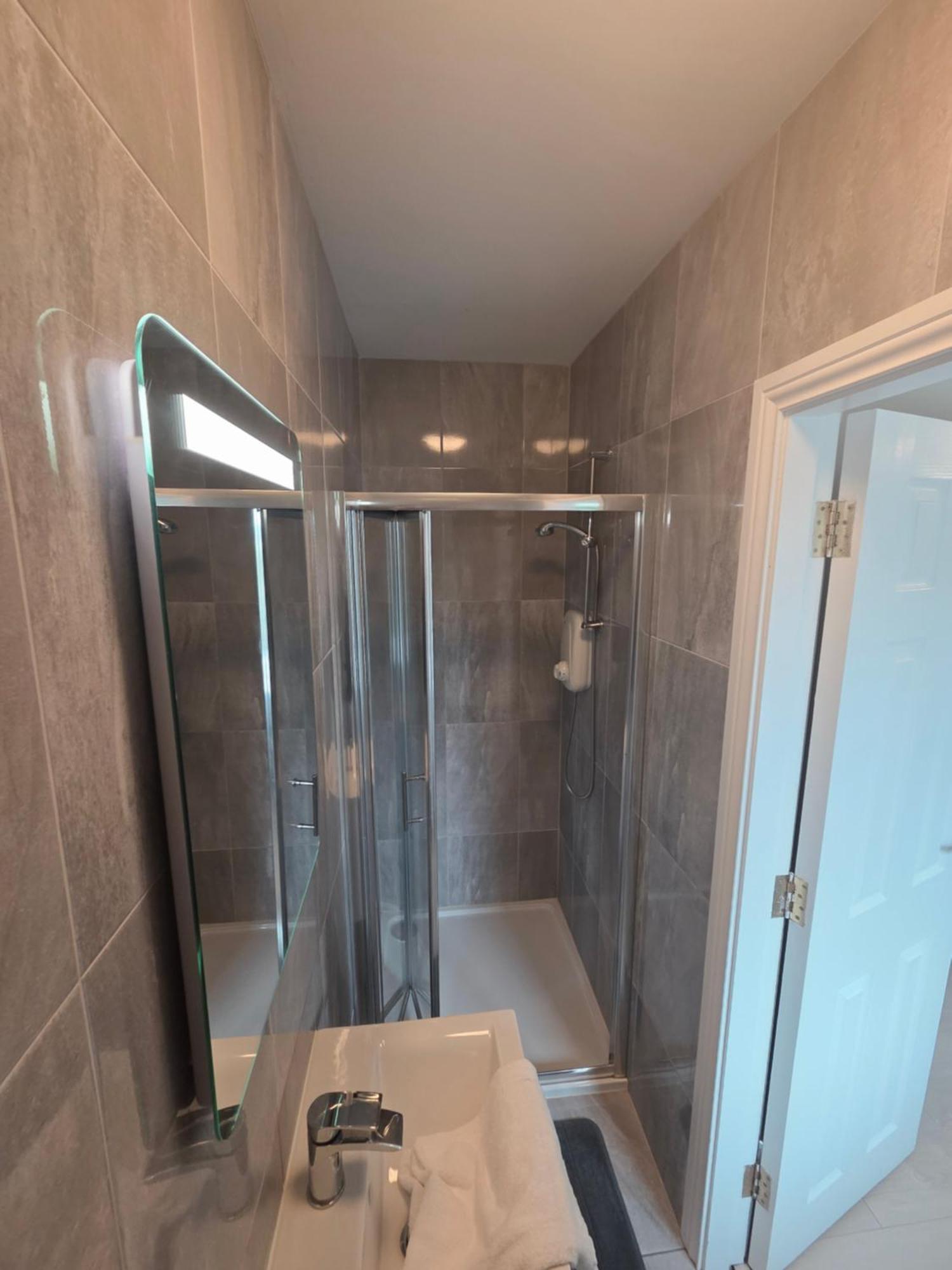 Stylish Spacious 4 Bedroom House Apartment *