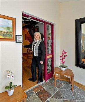 Amber Lodge Budget Accommodation Guest house