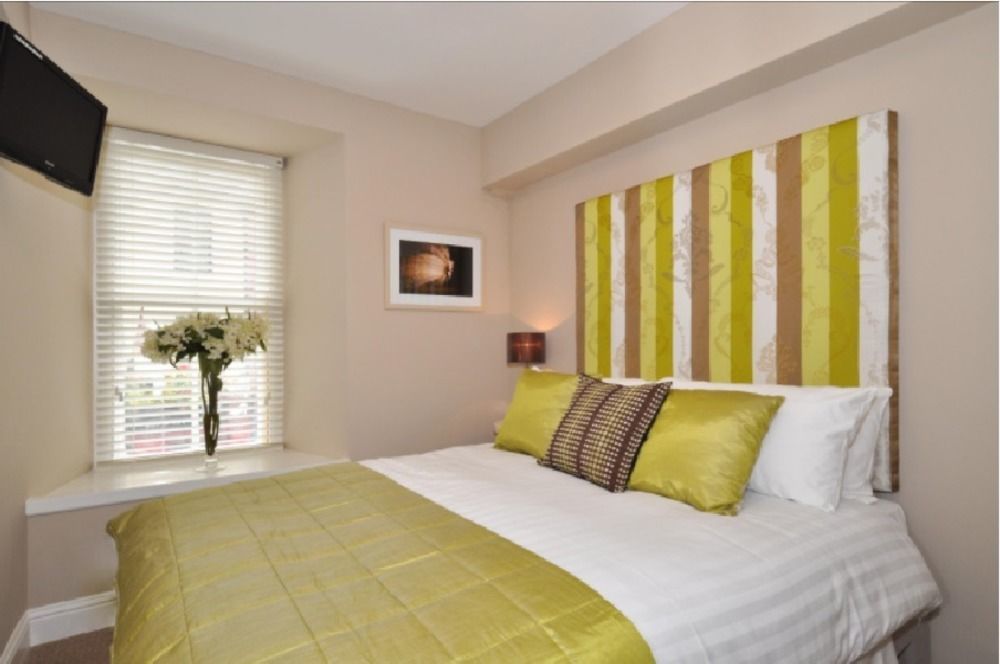 7 Cross Street 4*