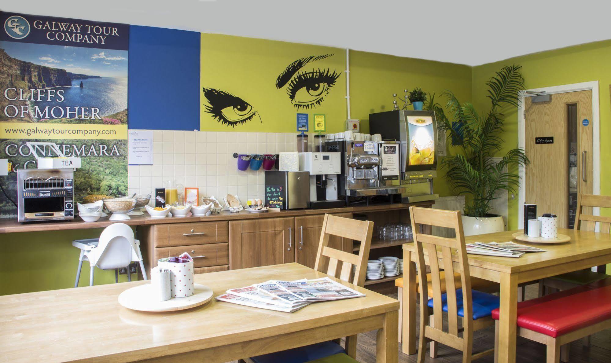 Snoozles Centre Hostel *