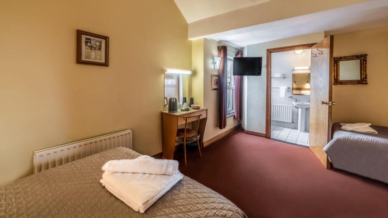 Holiday Hotel 2*