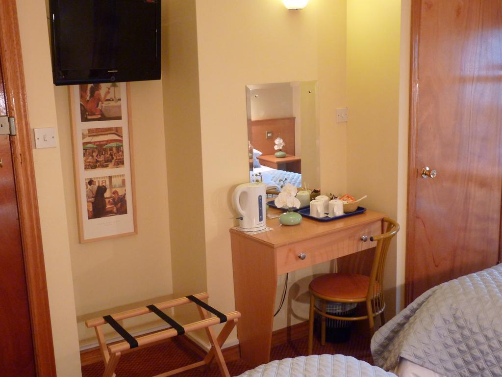 Holiday Hotel
