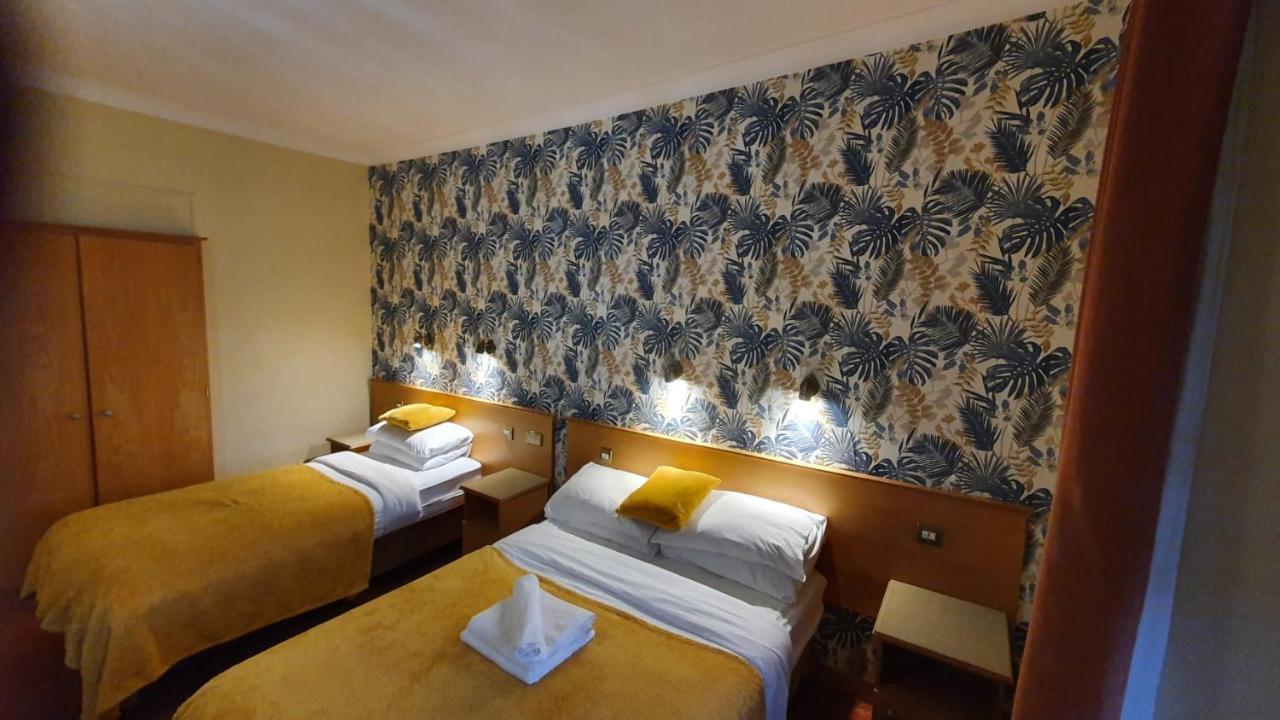 Holiday Hotel 2*