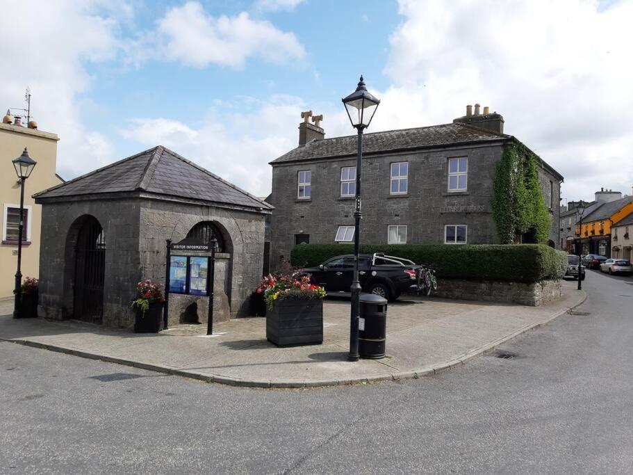 Clonbur House - Village Apartment