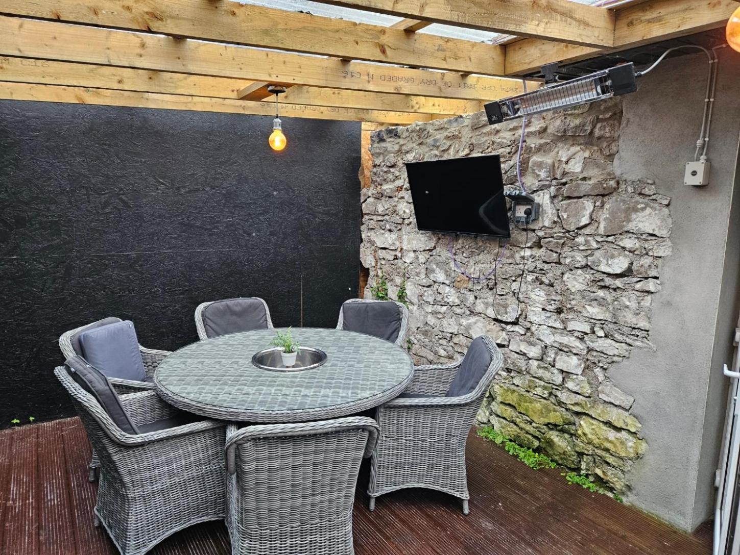 4 Eyre Square Lane *