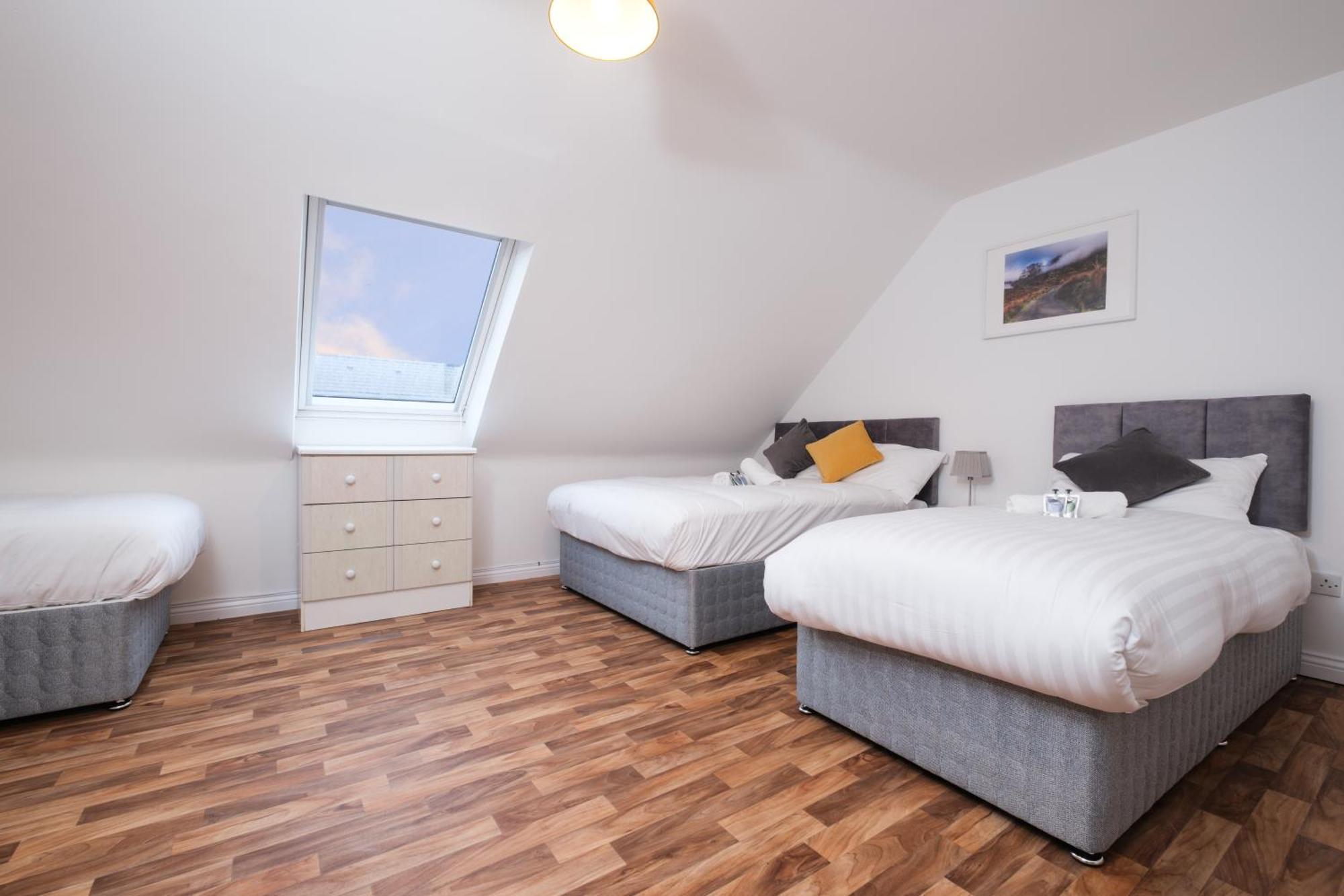 Stylish Centre Townhouse, Sleeps 12 With Parking *