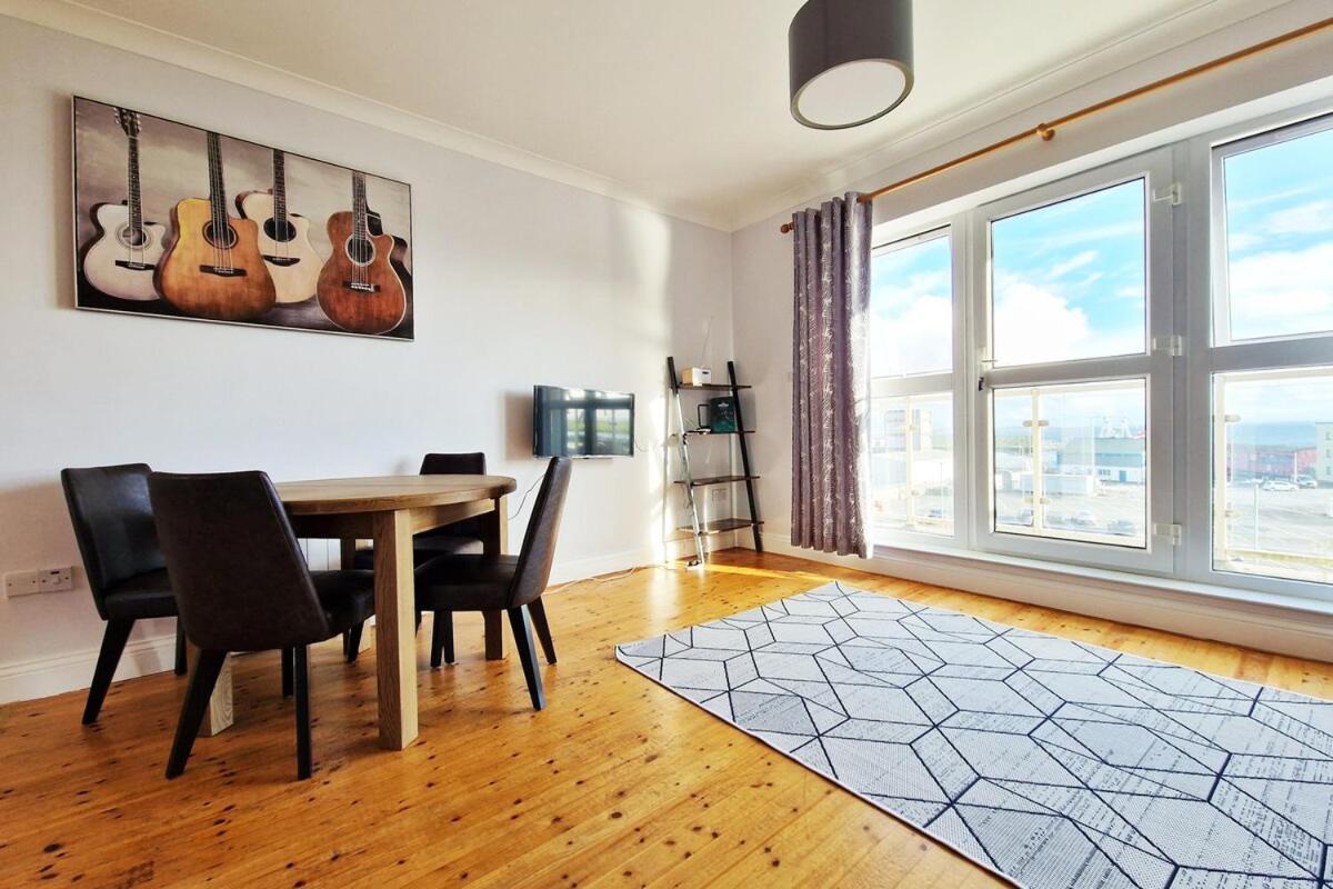 Dockland Apartment, 2 Bed, 2 Bath With Parking Apartment *