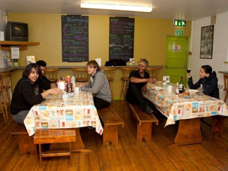 Hostel Snoozles Quay Street Tourist