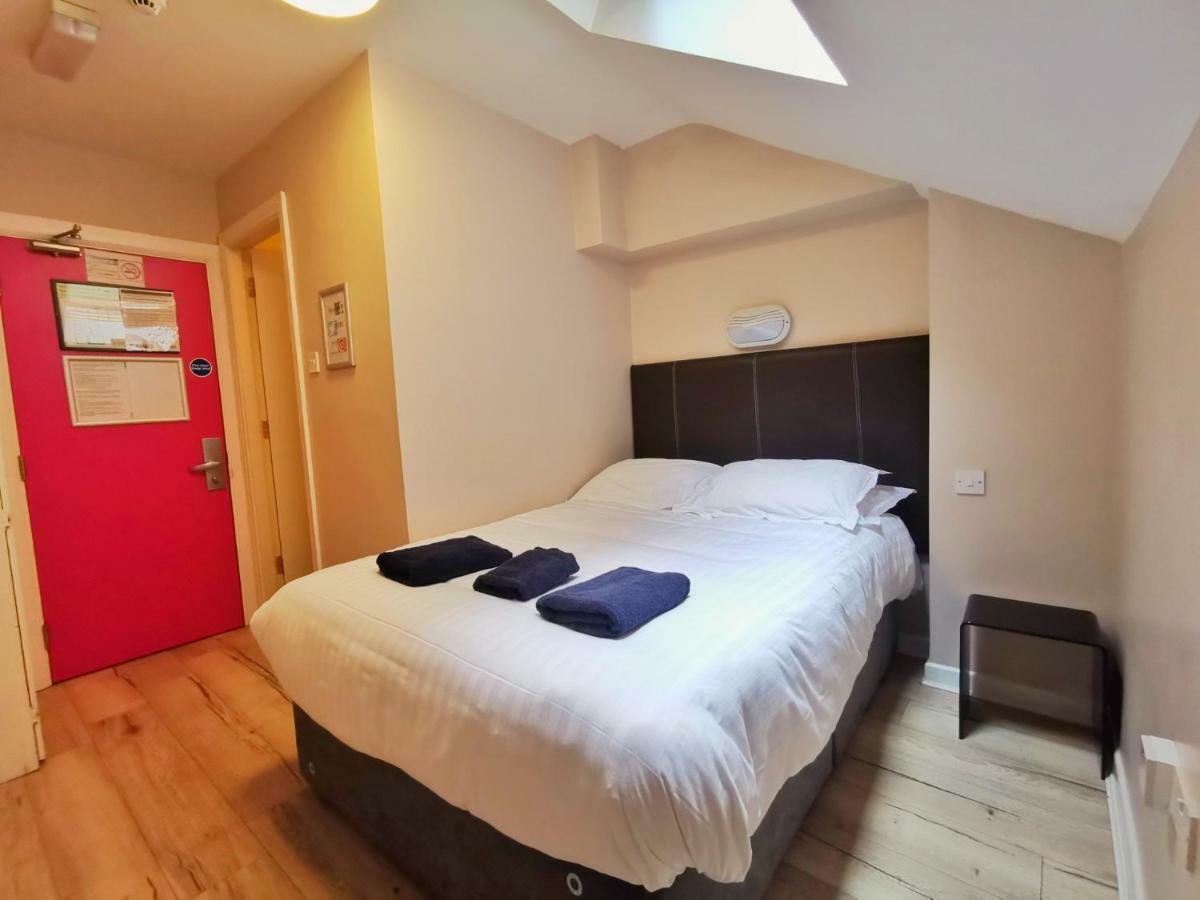 Snoozles Quay Street Tourist Hostel